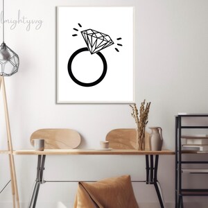 Pode incluir: Ilustra&ccedil;&atilde;o em preto e branco de um anel de diamante sobre um fundo branco.