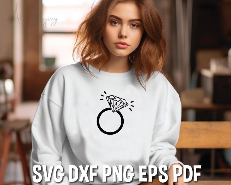 Pode incluir: Uma camisa de moletom branca com um gr&aacute;fico preto de um anel de diamante. O gr&aacute;fico est&aacute; centralizado na camisa de moletom.