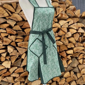 Vintage Style Green Cotton Apron: Full Coverage with Pockets