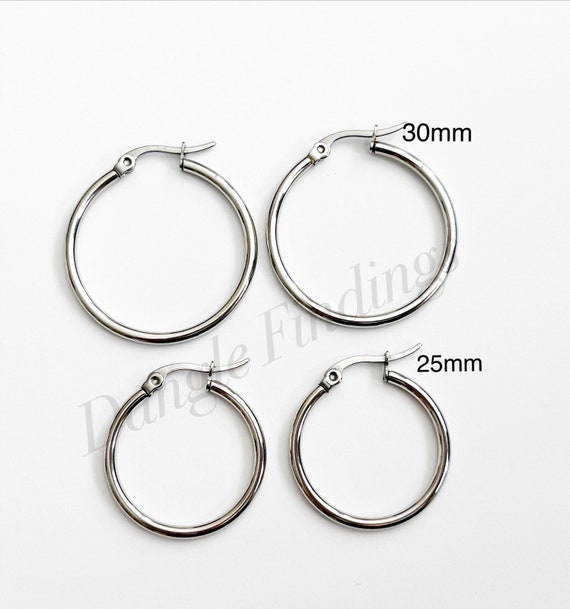 how to make hoop earrings with toggle clasps. These are so cute!
