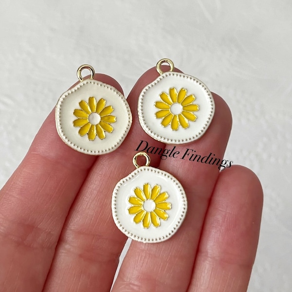 3 Daisy Charms, Necklace, Flower, Pretty, White and Yellow, Enamel, Foral, DIY Jewelry, Round, 20mm, GTP105