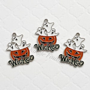 Pode incluir: Tr&ecirc;s pingentes de prata com esmalte laranja e branco. Cada pingente apresenta uma ab&oacute;bora com uma cara de jack-o'-lantern e tr&ecirc;s fantasmas dentro. A palavra "Wicked" est&aacute; escrita em verde abaixo da ab&oacute;bora.