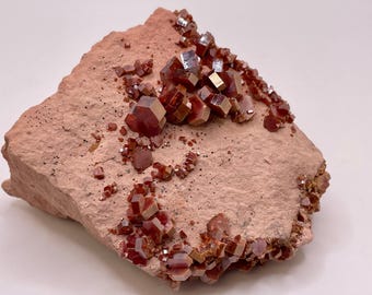 Cluster di vanadinite // Vanadinite grezza su matrice // Campione di vanadinite // #57