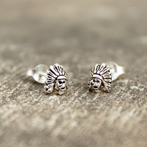Boucles d'oreilles indien d'amérique en argent-Bijoux amerindiens-Boucles visages amerindiens Petites boucles argen mini boucles originales