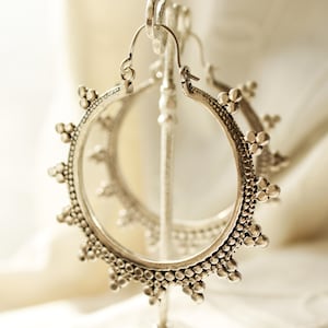 Boucles d&#39;oreilles créoles boho en Argent Plaqué,Grandes Créoles gypsy,Créoles design originale,Boucles tribales,Bijoux boho grosses créoles