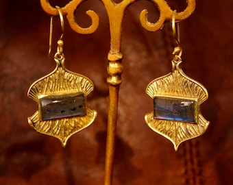 Boucles d'oreilles avec labradorite en laiton Boucles d'oreilles ethniques dorées Bijoux ethniques bijoux avec labradorite