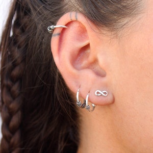 Mini Boucles d'oreilles symbole infini-petites boucles en argent-Bijoux meilleure amie idées cadeaux-Bijoux à partager-Bijoux minimalistes