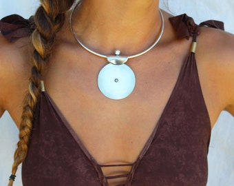 Collar de gargantilla Collar boho de plata-Collar de disco minimalista-Collar africano-Collar de tubo grueso festival-Ideas de joyería de esposa regalo para ella