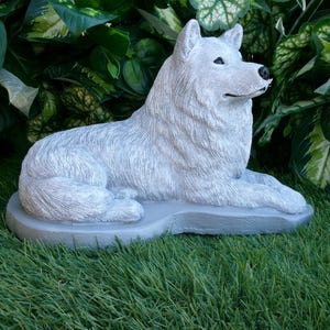 Malamute Husky Concrete Statue Gift Pet Loss Memorial Stone Figurine Memory Garden Yard Decor in Monochrome Grey Dog Mom Gift