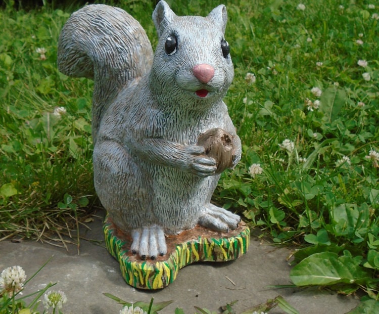 Realistic Squirrel Concrete Statue Hand Painted Life Size Figurine Yard Garden decor animal lovers outdoor Garden Ornament