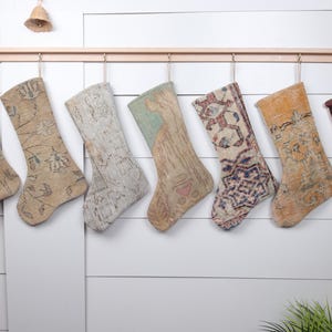 Calza di Natale di lusso – Calzini Kilim fatti a mano – Decorazione natalizia unica – 7x18 pollici (18 x 45 cm)