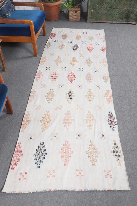 ヴィンテージキリムラグ 90 x 265 cm (3x8.7 フィート)、白地に植物と 