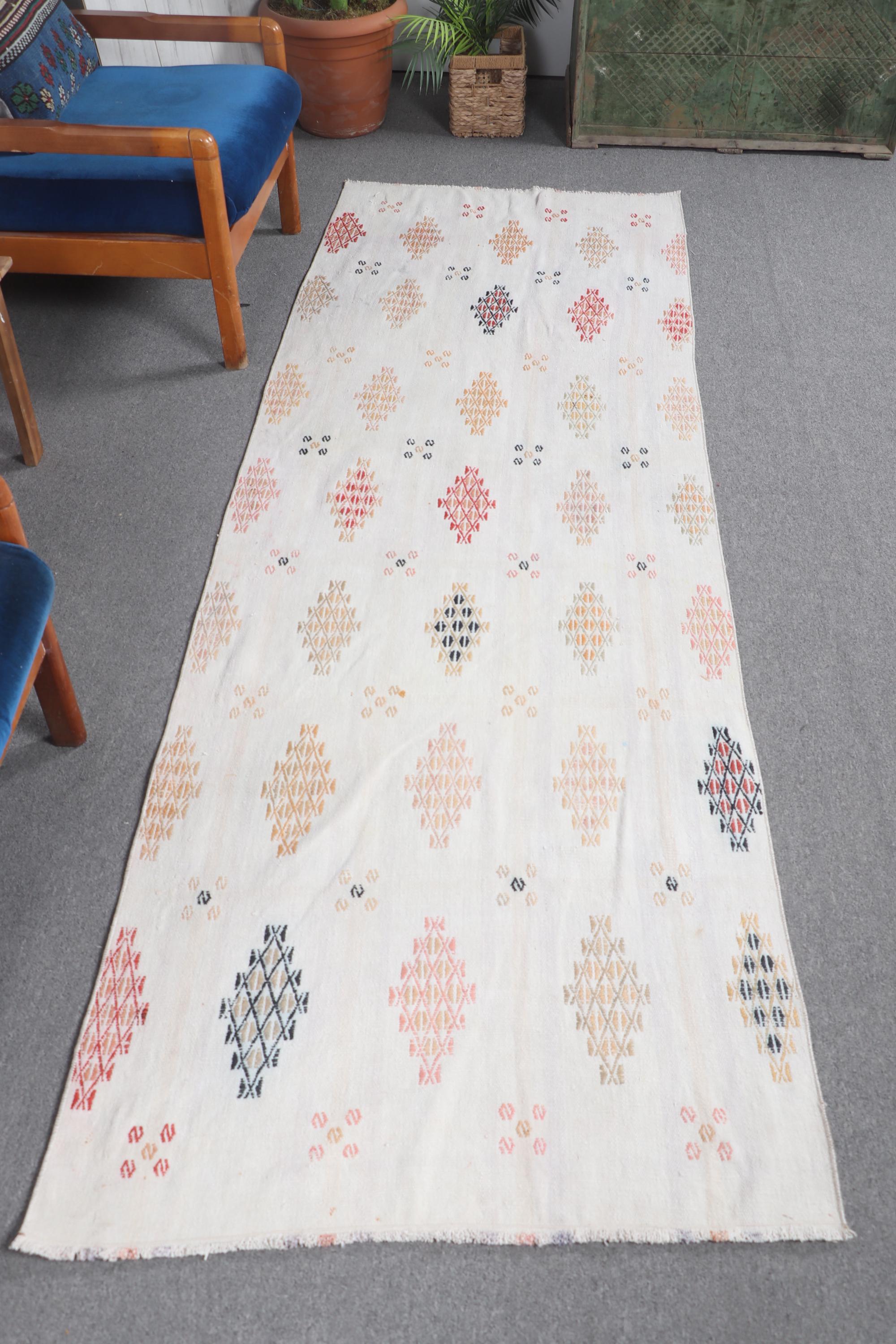 ヴィンテージキリムラグ ヴィンテージキリムラグ 90 x 265 cm (3x8.7 フィート)、白地に植物と