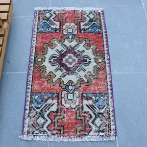 Vintage Turkse deurmat, 2 x 1 ft, ingewikkeld geometrisch ontwerp, rood en veelkleurig vloerkleed, artistiek decor hal