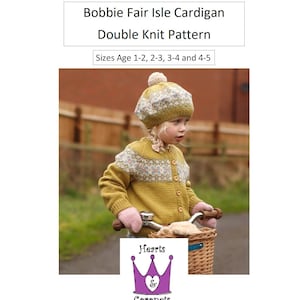 Könnte beinhalten: Ein Kind trägt einen gelben und weißen Fair Isle Cardigan mit einer passenden Baskenmütze. Der Cardigan hat einen Knopfverschluss und das Kind hält einen Fahrradlenker. Das Bild enthält den Text "Bobbie Fair Isle Cardigan Double Knit Pattern" und "Sizes Age 1-2, 2-3, 3-4 and 4-5".
