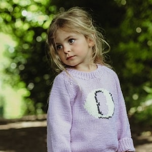 Hand KNITTED Childs INICIAL en rosa pálido con letra crema JUMPER - Tallas desde el nacimiento hasta los 8 años - Suéter de carnaval grueso de lana merino pura