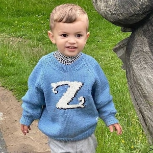 Hand KNITTED Childs Pale Blue INICIAL Letter JUMPER - Tallas desde el nacimiento hasta los 8 años - Suéter grueso de lana merino pura