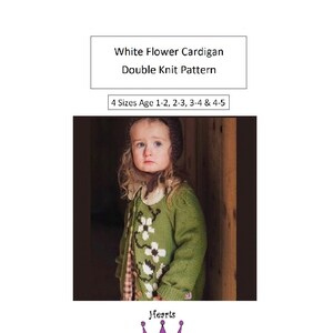 Può includere: Un cardigan verde con ricamo di fiori bianchi per un bambino. Il cardigan è a maglia doppia e ha una chiusura con bottoni. Il modello è disponibile in quattro taglie per le età 1-2, 2-3, 3-4 e 4-5. Il modello si chiama "White Flower Cardigan Double Knit Pattern" ed è di Hearts & Coronets.