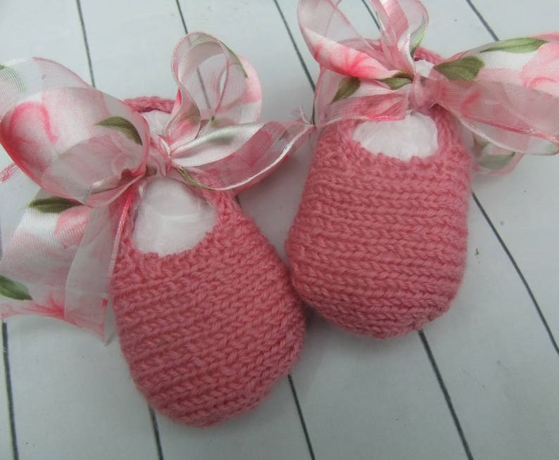 Baby Pink Sarah Jane knitted shoes Pink Merino Wool /& Ribbon Bow Booty Hand Knitted BABYS BOOTIES Baby Shower Gift Babys booties