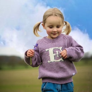 Mano KNITTED Niños INICIAL en Lavanda Con Crema Carta JUMPER - Tamaños Nacimiento a 8 años - Suéter de Carnaval Grueso de Lana Merino Pura