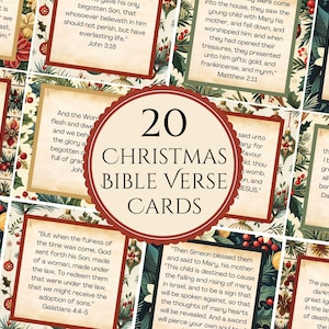 Może przedstawiać: Zestaw 20 kartek z wersetami biblijnymi na Boże Narodzenie. Każda karta zawiera werset biblijny na kremowym tle z ozdobną obwódką. Karty ułożone są na świątecznym tle z elementami bożonarodzeniowymi.