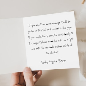K&ouml;nnte beinhalten: Eine wei&szlig;e Gru&szlig;karte mit handschriftlichem schwarzem Text. Der Text enth&auml;lt Anweisungen zum direkten Versenden einer Karte an einen Empf&auml;nger und enth&auml;lt den Namen des Designers, "Ashley Higgins Design."