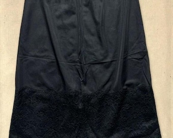 Combinación corta vintage de Vanity Fair de los años 70 con ribete de encaje negro – Talla M (equivalente a una talla 8-10 moderna)