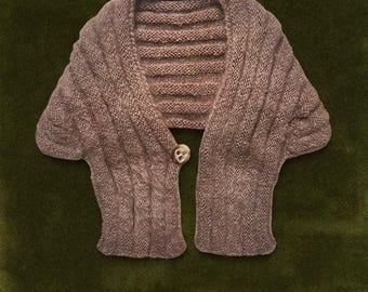 WINTAGE MOHAIR Lata 60. XX wieku, ręcznie robiony na drutach bolerko narzutka z guzikiem z pleksiglasu, rozmiar S/M