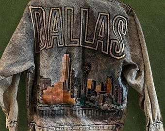 Chaqueta vaquera vintage de los años 80 con estampado del horizonte de Dallas y efecto desteñido / Recuerdo de Texas / Talla L/XL