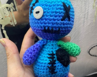 Blauwgroene voodoo-pop gehaakt gebreide emo goth handgemaakte amigurumi knuffeldier