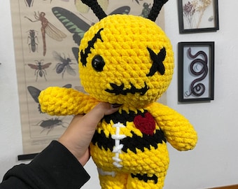 Gehaakte bij geel handgemaakte gebreide XL voodoo-pop knuffel Goth knuffeldier