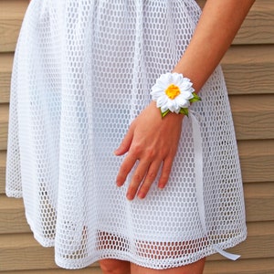 White daisy corsage / Chamomile corsage/ Daisy prom corsage Daisy wedding corsage Bridesmaid corsage Silk daisy bracelet White wrist corsage