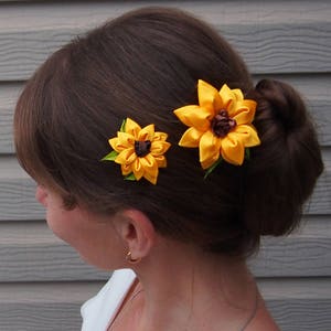 Yellow hair flower // Silk flower hair clip // Sunflower hair clip // Unique hair clip / Wedding hair clip / Bridal hair pin yellow / Floral