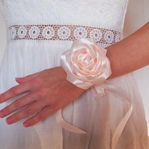 Light pink corsage / Pink rose corsage / Pink wedding corsage / Pink prom corsage / Pink bridesmaid corsage / Pink wrist flower / Pale pink