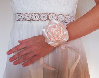 Light pink corsage / Pink rose corsage / Pink wedding corsage / Pink prom corsage / Pink bridesmaid corsage / Pink wrist flower / Pale pink