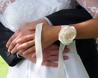 Wedding rose corsage // Bridal ivory corsage // Silk white rose corsage // Ivory rose corsage // Prom rose corsage // Bridal wrist corsage