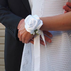 White rose corsage // Bridal rose corsage // White prom corsage // Silk rose bracelet // Wedding rose corsage // Silk flower bracelet
