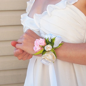 Rose wrist corsage // Silk rose corsage // Bridal corsage / Prom corsage / Silk flower bracelet / Wedding corsage / White Ivory Pink corsage