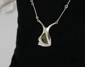 Kulta ja Hopeateos Oy, Vintage Modernist Pendant Necklace, Finland. Sterling Silver 925 set with Spectrolite (B079)