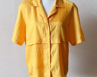 Camicetta vintage anni '90 a maniche corte, tinta unita, con bottoni, colore giallo.