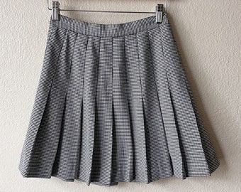 Vintage 90s Black and White Houndstooth Pleated Mini Skirt