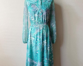 Vintage 70-/80-tals konstnärlig pastellgrön och vit blommig långärmad prärieklänning