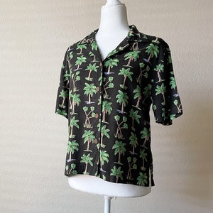 90s/Y2K Vintage Black and Green Palm Tree Print Hawaiian Button Down Shirt