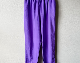 Pantalones vintage de los años 80/90 de color morado liso, de talle alto y con bolsillos.