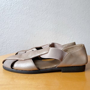 Vintage 90er Jahre Metallic Gold und Schwarze Gummisohle Fischer Sandalen Gr. 7.5