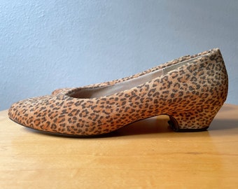 Vintage 80s/90s Golden Yellow Velvety Leopard Print Kitten Heel Round Toe Pumps Size 9