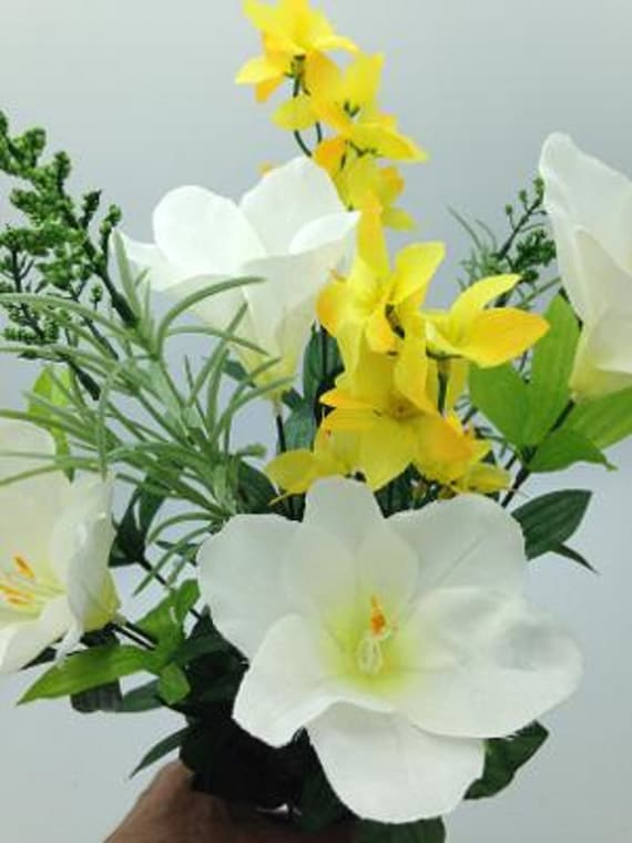 Artificial Flower Cemetery Vase Lily with Yellow Water Lily Accent