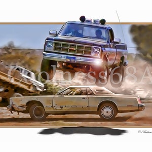 Peut inclure: Une voiture coupé vintage de couleur beige clair roule sur une route de terre avec un pick-up bleu qui vole au-dessus d'elle. Le pick-up a une plaque d'immatriculation qui indique "Full City".