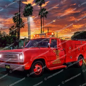 Puede incluir: Un camión de bomberos rojo del equipo de rescate del condado de Los Ángeles, con luces intermitentes, estacionado en una calle al atardecer. El camión tiene el número 51 en el lateral y la matrícula es 999007.