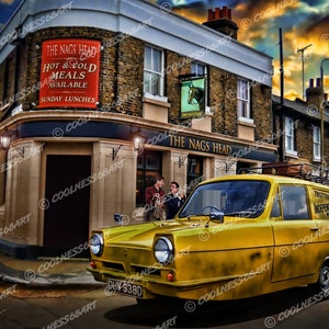 Puede incluir: Una furgoneta amarilla con las palabras "Trotters Independent Trading" en el lateral, aparcada frente a un pub llamado "The Nags Head". El pub tiene un letrero que dice "Hot & Cold Meals Available Sunday Lunches".